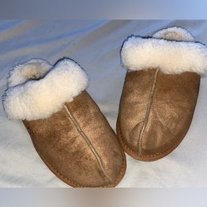 Women size 7 Ugg slippers.